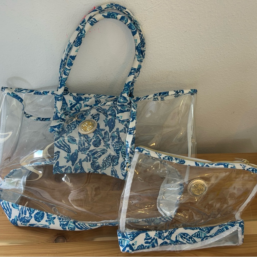 EUC Lilly Pulitzer Blue and Clear Tote with Matching Detachable Wristlet GWP